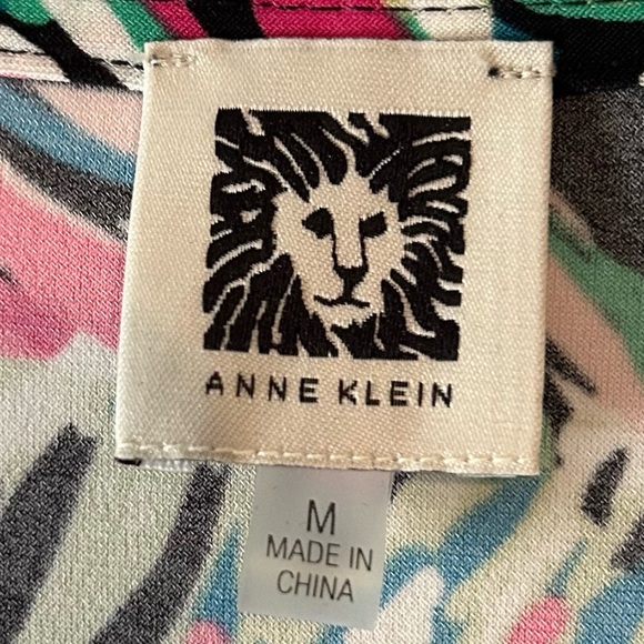 Anne Klein New w/o tag size MED fun print top. - Picture 2 of 9